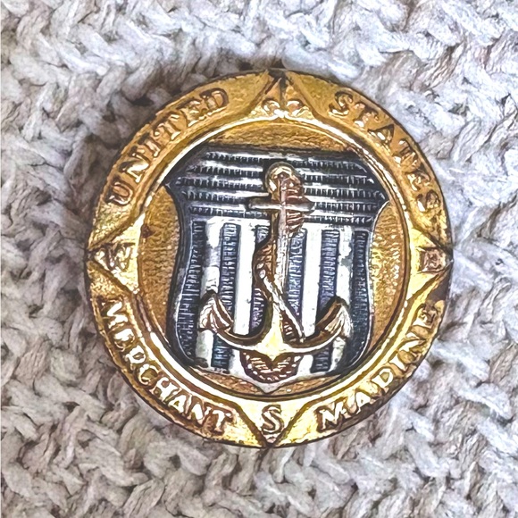 WWII Merchant Marine sterling silver pin AE Co Utica, NY. Vintage!❣️ - Picture 1 of 4